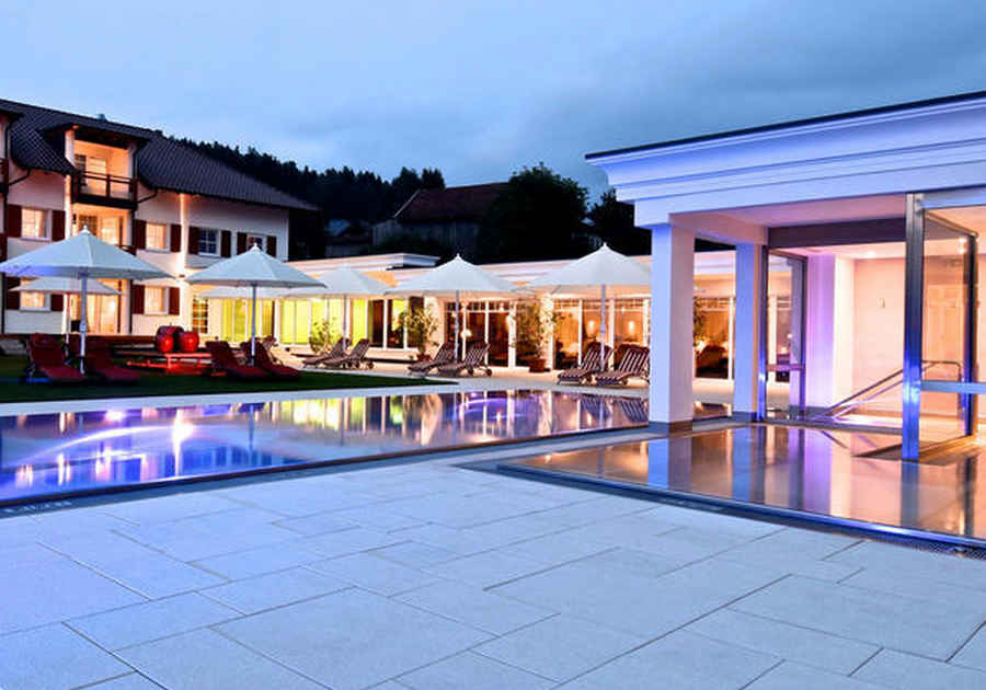 Panorama-Dachschwimmbad in einem Wellnesshotel